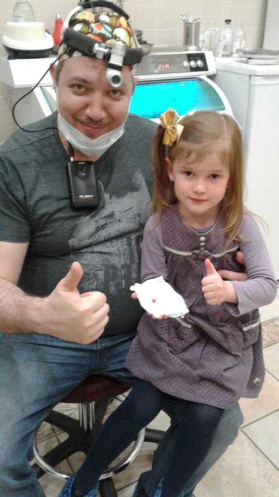 Кандидат медицинских наук Владимир Зайцев в своей клинике проводит экстренный прием маленькой пациентки, у которой застрял инородный предмет в носу