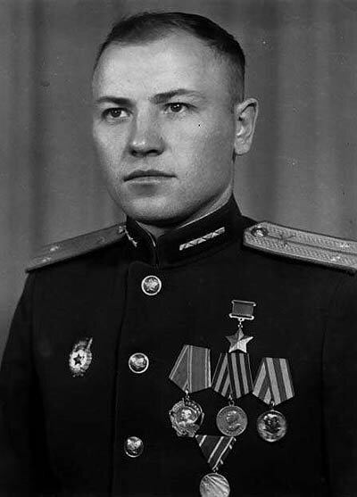 Гвардии лейтенант артиллерии Киселев Яков Митрофанович. Герой Советского Союза. Награжден орденом Ленина, медалью "За победу над Германией", юбилейной медалью "30 лет Советской Армии", иностранной медалью.

При форсировании Днепра в районе села Лиховка 16-17 октября 1943 года рядовой артиллерист-наводчик 45-мм орудия Киселев (280-й стрелковый полк, 92-я Гвардейская стрелковая дивизия, Степной фронт) проявил мужество и героизм при удержании захваченного плацдарма на правом берегу реки. Именно за этот подвиг он был удостоен высокого звания.

Войну окончил старшим сержантом. Участник Парада Победы в составе сводного полка 3-го Украинского фронта. После окончания военно-политического училища более 20 лет прослужил в ракетных войсках. Ныне проживает в городе Курск.

Снимок выполнен в конце 40-х годов.