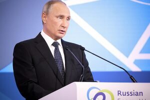 По заявлению российского президента Владимира Путина на РЭН-2018, газ, который поставляет США в Европу, стоит на 30% больше трубопроводного газа из России, составляющего сегодня 3-4% объема на европейском рынке. Он сказал: «Объем российского газа на европейском рынке – это примерно 3-4%. Много это или мало? Это не мало, но это не монополия. Европа может, она это и делает, она закупает газ и из других источников. Но американский сжиженный газ на европейском рынке примерно на 30% дороже нашего трубопроводного газа».