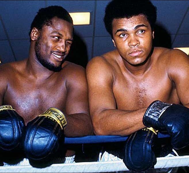 Джо Фрейзер (слева) и Мухаммед Али (справа)