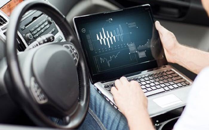 Все текущие данные демонстрируются на одноканальном мультиметре, причем в режиме реального времени. Одновременно можно прослеживать до 4-х графиков параметров, выбрав наиболее удобный вид отображения. Современные системы диагностики позволяют также перекодирование параметров, делается это с целью повышения мощностных характеристик авто - чип-тюнинга.
