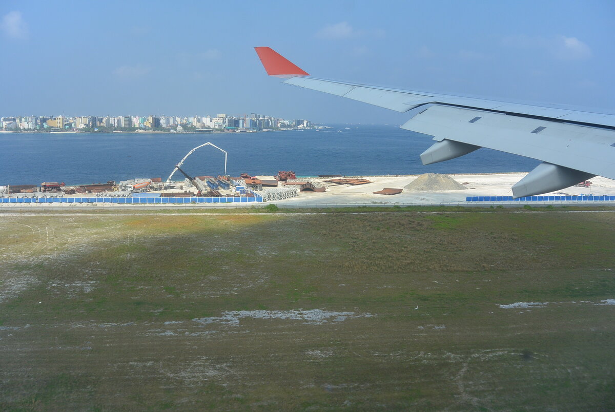 Аэропорт Мале Прибытие Мальдивы. Аэропорт Мальдивы Аэрофлот. Аэропорт Мале фото. Мост от Мале до аэропорта.