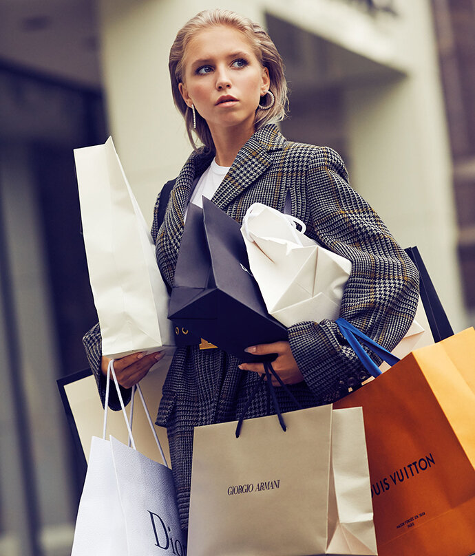 Ясмин Кристовская в серьгах-кольцах Mercury Classic