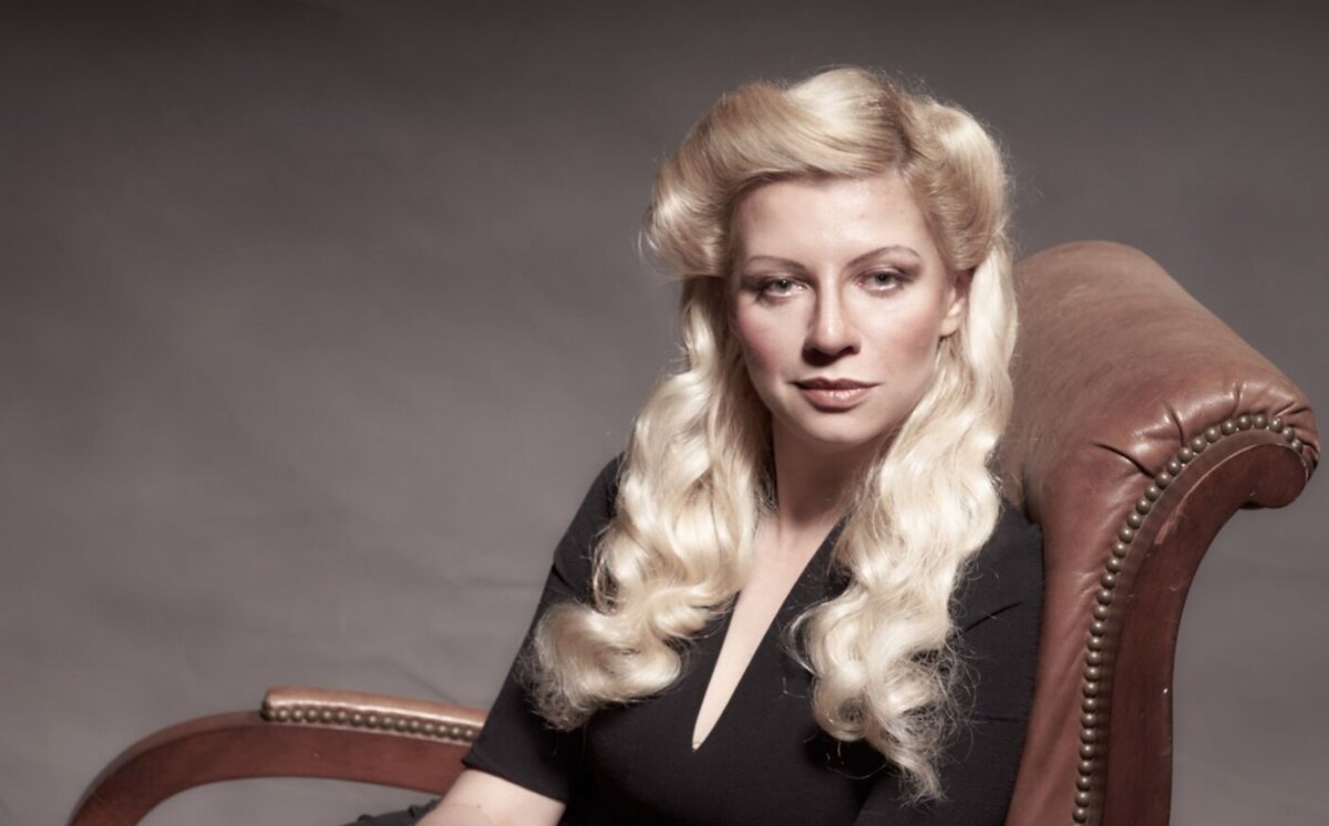  Лофт-вечер состоится 28 октября в 19.00 в Культурном центре ЗИЛBösendorfer Лофт Филармония представляет благотворительный концерт Валентины Лисицы , в поддержку просветительского музыкального проекта классической музыки.Валентина Лисица — всемирно известная пианистка, Артистка IMG и Артист Bösendorfer, которая является не только первой «звездой YouTube» классической музыки, но, что более важно, первой классической артисткой, успех которой в интернете перерос в глобальную концертную карьеру на основных площадках Европы, США, Южной Америки и Азии. Валентина Лисица начала свое музыкальное образование в городе Киеве в Музыкальной школе им. Лысенко для талантливых детей и продолжила свой творческий путь в Киевской консерватории. Не ограничиваясь музыкальным миром, она также мечтала о карьере профессиональной шахматистки. После иммиграции в США Валентина начала выступать в качестве участника фортепианного дуэта вместе с мужем, пианистом Алексеем Кузнецовым. Несколько успешных конкурсов и последовавшие концертные выступления положили начало артистической жизни концертирующей пианистки. Однако Валентина Лисица начала искать новые способы расширения аудитории, и в 2007 году опубликовала свое первое видео на интернет-платформе YouTube — запись Этюда op.39/6 Сергея Рахманинова. Так был заложен первый камень карьеры в социальной сети, не имеющий аналогов в истории классической музыки. Количество просмотров стремительно росло, последовали новые видео. Сегодня канал Валентины Лисицы в YouTube имеет более 120 миллионов просмотров и 250 000 подписчиков. Пианистка сотрудничала с такими известными дирижерами, как Пааво Ярви, Кристьян Ярви, Василий Петренко, Манфред Хонек, Янник Незе-Сегин, Владимир Федосеев, Дмитрий Китаенко, Юкка-Пекка Сарасте, Майкл Фрэнсис, Томас Сандерлинг и Лорин Маазель. Состоялись ее выступления с Сеульским филармоническим оркестром, Лондонским симфоническим оркестром, Концертным оркестром Би-би-си, Борнмутским симфоническим оркестром, симфоническим оркестром МДР Лейпциг, оркестром Sinfonica Nazionale della RAI, оркестром Sinfonica di Milano Джузеппе Верди, Национальным радио-оркестром Франции, оркестром Страсбургской филармония, Большим симфоническим оркестром имени П.И. Чайковского, Королевским Стокгольмским филармоническим оркестром, Симфоническим оркестром Норрчёпингса, Хельсинкским симфоническим оркестром, Симфоническим оркестром Цинциннати, оркестром Балтиморской симфонии и Пражским симфоническим оркестром. Как пишет издание Washington Post Online, «поразительно, что ее игра довольно проста. Она не стремится навязать публике свою интерпретацию, ее исполнение принципиально честное и прямое. Вы слышите то, что представляет собой пьеса, а не то, как трактует ее исполнительница. Публика часто бывает впечатлена и даже ошеломлена жесткостью ее фортиссимо. И при этом она является тонкой и эмоциональной пианисткой, обладающей деликатным туше».