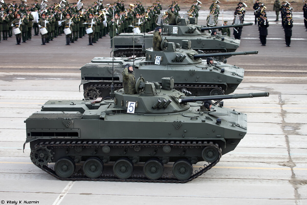 БМД-4М ("Боевая машина десанта"). Продолжая цепляться за "классическую" трактовку ВДВ как парашютно-десантируемых (а не аэромобильных) войск, российские военные создали особый класс техники, не имеющий аналогов на западе. Это машины, которые могут высаживаться с парашютом вместе с экипажем <s>не спрашивайте, зачем</s>. Теоретически это позволяет ВДВ вступать в бой сразу после высадки, не тратя времени на поиск техники. Практически, конечно, эти машины в большинстве сценариев применения ВДВ ничем не лучше БМП, которыми вооружается механизированная пехота (и которые прекрасно могут перевозиться транспортными самолетами). А сбрасывать БМД на голову врагу все равно никто не будет, особенно если их так и будет штук 200 на всю армию. (Im. source: Wiki)