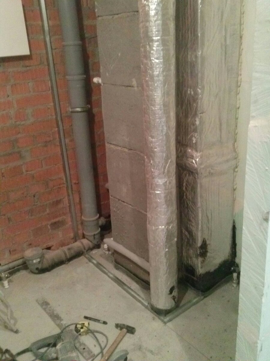 В углу ванной комнаты находиться вентиляция самой ванны и кухни, газовый дымоход, трубы канализации и водопровод. Всё это, конечно необходимо закрывать.