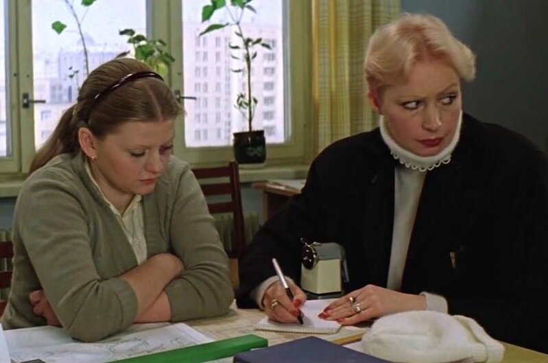 Кадр из фильма «Самая обаятельная и привлекательная» (1985). Скриншот.