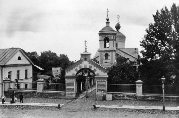 Церковь Климента, вид с запада. Пересъёмка фотографии начала XX века из собрания Новгородского музея-заповедника