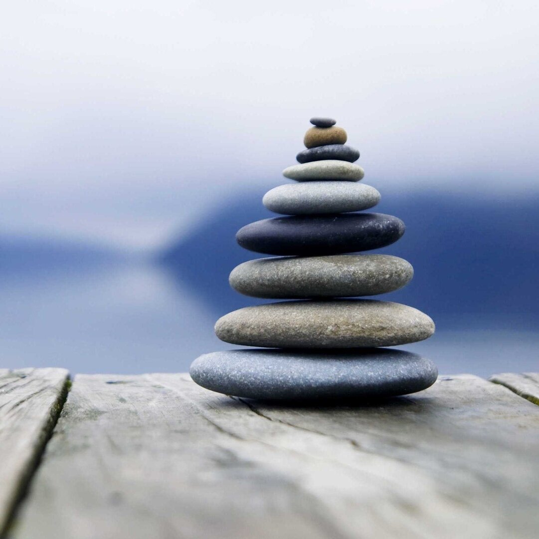 Задача этого упражнения – попробовать найти наиболее гармоничное соотношение «негативной» и «позитивной» оценок ситуации. ​ 

Не забывайте, что, вообще говоря, события не являются ни плохими, ни хорошими. Оценку даем им мы из каких-то своих внутренних идей и принципов. Это всего лишь инструмент, помогающий нам учиться и находить наиболее правильное поведение. Инструмент надо регулярно затачивать и регулировать, что вам и предлагается сделать. Технику можно использовать как в «общем плане» – это как бы регулировка жизненной позиции, так и в частном – тогда вы определяете контекст, ситуации, где вы считаете не свою оценку совсем гармоничной. 

Здесь приводится общий вариант, а потом дается описание его применения в «частном случае». 

1. Линия Оценки. 
Встаньте посреди комнаты и представьте себе, что вы находитесь на Линии Оценки. На одной ее стороне находится Негативный Голос, на другой – Позитивный Голос. Выберите размер этой воображаемой линии так, чтобы вы могли по ней достаточно свободно двигаться. Достаточно 3—4 метров. Выберите, с какой стороны вы поместите Негативный, а с какой стороны Позитивный Голоса. 

2. Постановка Голоса. 
Придумайте некий образ, соответствующий Негативному Голосу. Не надо выбирать что-то страшное и отвратительное. Постарайтесь придумать что-то достаточно нейтральное. Необязательно, чтобы это было что-то конкретное. Пусть он будет размыт, или это будет вообще что-то вроде тумана. Если ничего не можете придумать, то можно обойтись и без образа. После этого придумайте фразу, наиболее соответствующую сути этого Негативного Голоса. Необязательно делать ее очень длинной. Пусть это даже будет некая ассоциация или образное выражение.– Будь осторожен!– Это может быть опасно!– Берегись!Попробуйте найти наиболее подходящие интонации, громкость и высоту этого Голоса.Вам надо определить: 1) образ; 2) характерную фразу; 3) характеристики Голоса.После этого войдите в образ Негативного Голоса, прочувствуйте себя на этом месте и проговорите характерную фразу. Послушайте, как это звучит, и, если вам кажется, что что-то не соответствует, попробуйте изменить все так, чтобы это было более похоже на то, что вы хотите получить.Иногда для оценки лучше выйти из образа и сойти с Линии Оценки.Сделайте то же для Позитивного Голоса. Придумайте образ, фразу и найдите наиболее подходящие характеристики для голоса. Потом войдите в образ Позитивного Голоса, прочувствуйте состояние и проговорите фразу. 

3. Функция. 
Сойдите с Линии Оценки и попробуйте определить, какова функция Негативного Голоса? Что он хочет сделать для вас полезного и важного? Зачем он вообще вам нужен? Обычно Негативный Голос предупреждает об опасности или предостерегает от возможной ошибки. А зачем вам нужен Позитивный Голос? Что он для вас хочет сделать полезного? Позитивный Голос может сообщать, что хорошего вы можете извлечь из этой ситуации или к каким полезным последствиям она может привести. Найдите то значение, ту функцию, которая наиболее правильна именно для вас. Возможно, после этой работы ваши образы Голосов могут измениться или вам захочется изменить характерную фразу или характеристики Голоса. Некоторые вообще меняют названия Голосов. Например, Негативный Голос превращается в Критический или Предупреждающий. Тогда, после того как вы это сделаете, вернитесь на предыдущий шаг. 

4. Точка Гармонии. 
Встаньте на Линию Оценки сначала в ту точку, которая обозначает ваше нынешнее соотношение Негативного и Позитивного Голосов. Только не надо хитрить с собой. Выбирайте именно точку нынешнего соотношения, а не более «правильного» или «полезного». Для этого можно немного походить по линии, прислушиваясь к собственным ощущениям и переживаниям. Помните, что, когда вы приближаетесь к Негативному Голосу, он становится более сильным и важным, а при приближении к Позитивному Голосу он становится более сильным, а Негативный ослабевает. После того как вы найдете Начальную Точку, походите по Линии Оценки туда-сюда, определяя, что при этом меняется внутри вас и в вашем восприятии мира. Можно при этом представлять себе, что бы изменилось в вашей жизни, если бы это было вашей основной точкой, как бы вы действовали в различных ситуациях и что при этом изменилось бы в вашем поведении. При этом желательно представить как минимум три ситуации. Учтите, что это только путешествие, вы пока только присматриваетесь, но еще не делаете окончательного выбора. Теперь выберите Новую Точку, которая бы соответствовала тому соотношению Голосов, которое вы сочтете наиболее подходящим. Лучше делать этот выбор более по внутренним ощущениям, чем по соображениям того, что будет более правильно. Если вам захочется в Новой Точке изменить фразы, образы, громкость или интонации одного или обоих Голосов, сделайте это. При этом возвращаться на предыдущий шаг не надо. 

5. Экологическая проверка. 
Подумайте, что изменится в вашей жизни, если с вами произойдет это изменение и соотношение Голосов сместится в эту сторону. Не повредит ли вам это изменение? Есть ли ситуации, где вам от этого станет хуже? Если существуют ситуации, где это изменение вам может повредить, тогда просто исключите эти ситуации из области изменения. Просто определите для себя, что на них это изменение не распространяется. Либо вернитесь на предыдущий шаг и найдите новую точку равновесия и делайте так до тех пор, пока вы не будете уверены, что это изменение вам нигде не повредит. 

6. Отображение. 
А теперь подумайте о том, что то, что вы сейчас делали, – это некоторое отображение вашего внутреннего пространства. Вы произвели некоторые изменения, и теперь необходимо сделать так, чтобы изменения «снаружи» привели к изменениям «внутри». Найдите способ взять это изменение в себя. Для этого можно придумать множество разных способов. Например, представить визуально, что пространство, в котором находятся ваши голоса, перетекает в вас в виде тумана. Можно просто попросить свое бессознательное произвести соответствующее отображение внутри. 

7. Окончание процесса 
желательно обозначить неким внешним действием: резко опустить руку, вслух сказать «все!», резко выдохнуть. Самое главное, чтобы это действие для вас обозначало завершение, окончание чего-то. Это достаточно хороший и красивый символ завершения. 

8. Привязка к будущему. 
Подумайте, как изменит вашу жизнь сделанное изменение, как и где это отразится на вашем поведении. Попробуйте найти как минимум три ситуации, где будет видно наличие изменения.