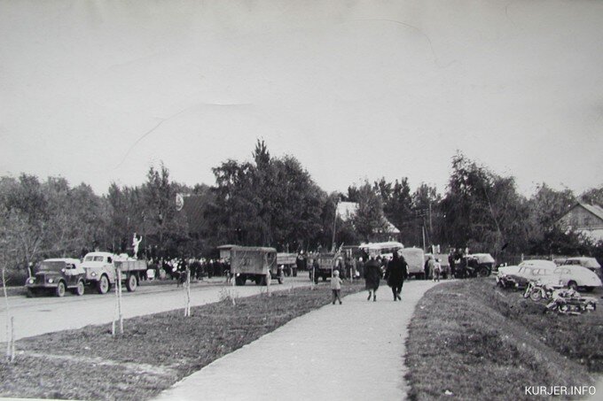 Толпа собирается у здания суда 12 октября 1967 года. 