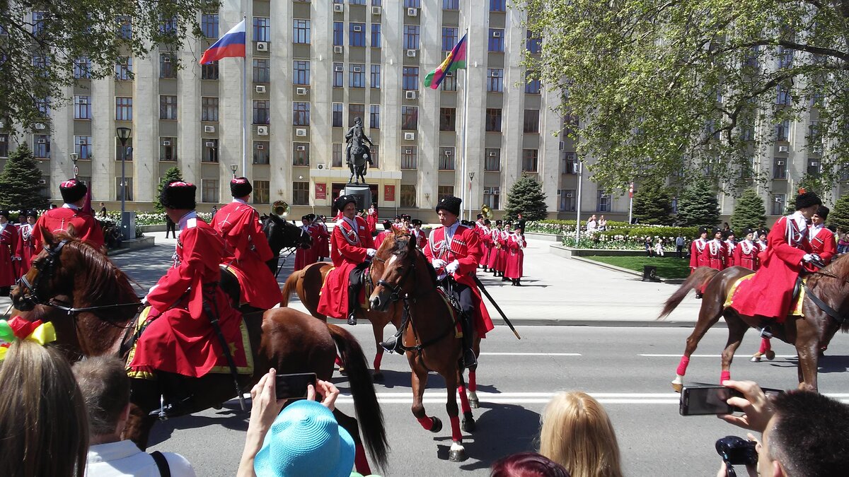 Развод казачьего караула в Краснодаре. Такой парад у здания администрации можно увидеть почти каждую неделю. 