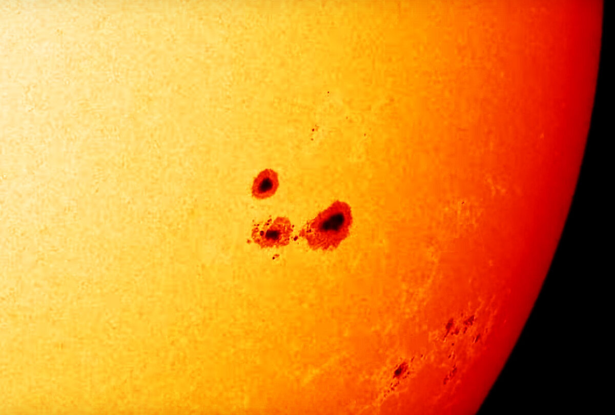 Пятна - одна из причин вспышек