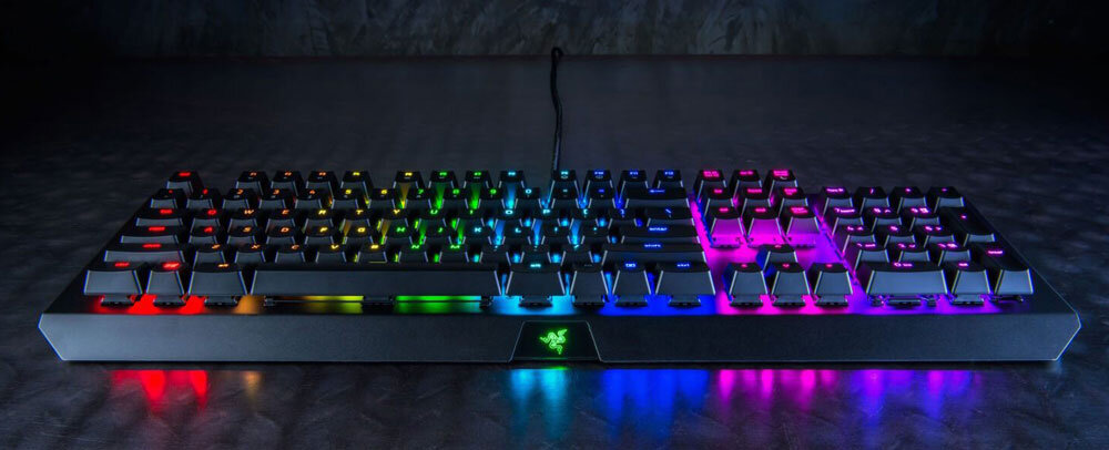 Топ.1Razer Chroma                                                                                                                                                               Лучшая из лучших . Рекомендуем к покупке. Описание Клавиатура Razer BlackWidow Chroma Клавиатура Razer BlackWidow Chroma – самая яркая из всех существующих. Созданная для придирчивых геймеров, она позволяет настроить подсветку каждой клавиши отдельно, используя спектр в 16 миллионов цветов. Вы можете использовать эффекты переключения подсветки и сделать свою модель максимально удобной для игр. Также клавиатура допускает установку нескольких видов настройки одновременно. Закончив играть в одну игру, Вы переключитесь на другую уже с другими настройками.
Устройство клавиш также позволит Вам выйти на высший уровень киберспорта. Моментальная реакция точек срабатывания и сброса, а также покрытие Soft touch сделают клавиатуру продолжением Ваших пальцев. Ресурс каждой клавиши – до 60 миллионов нажатий. Пять дополнительных клавиш обеспечат удобство контроля игры и переключения настроек. Есть порты для подключения дополнительных приспособлений: USB, микрофона, наушников.