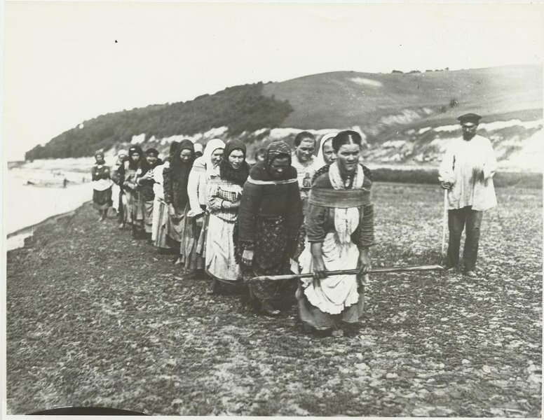 Женщины-бурлачки тянут баржу на реке Суре. Захар Виноградов, 1910 год, Нижегородская губ., из архива МАММ/МДФ.