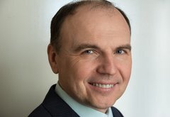 По данным ЦБ, на 1 февраля 2019 г. денежная база в широком определении составила 15,5 трлн руб, впервые за последние четыре года заметно, на 358 млрд руб, отстав от своего среднегодового значения. Уместно напомнить, что денежная база – это один из немногих экономических показателей, полностью подвластных Центробанку. Две предыдущие попытки ЦБ аналогичным образом сжать денежную базу – в 2008 и 2015 гг. – стали триггерами двух последних экономических кризисов.