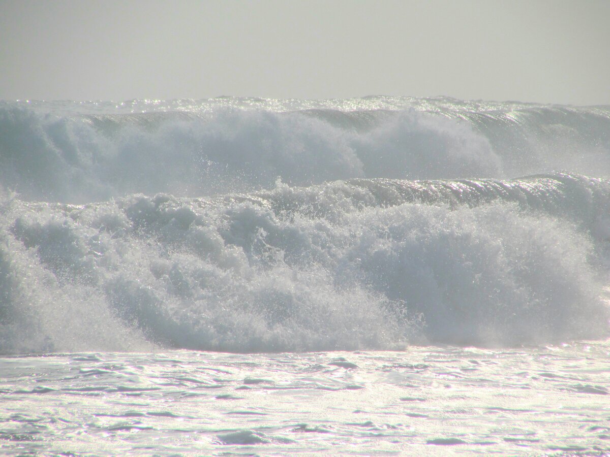 Согласитесь ,мало приятного когда на тебя движется столько воды ....Честно говоря всегда страшно, когда огромная стена воды стремительно несется на тебя. В этот момент кажется ,что она просто способна убить ,если не потоком воды то доской для серфинга (она достаточно тяжелая) .Например в прошлом году она мне так шандарахнула по челюсти ,что я неделю нормально есть не могла ...И как только ты попадаешь на лайн-ап ,то успокаиваешься и начинаешь ждать ,как правило долго ждать ...Минут 10 тупо ждешь подходящую волну .