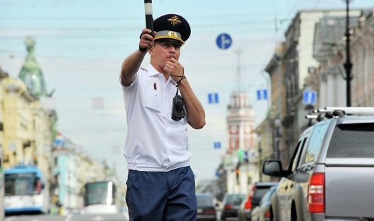 В наше время увидеть на дороге регулировщика с полосатым жезлом - большая редкость. А когда-то они были неотъемлемой частью городского пейзажа. Наверное, потому-что поставить человека было дешевле, чем железный столб светофора. Как утверждают исторические источники, первые регулировщики в нашей стране появились ещё царское время. В 1908 году, сначала в столице империи – Санкт-Петербурге, а затем и в Москве полицейским «на более бойких по движению улицах присвоены белые трости для регулирования движения и безопасности пешеходов».  