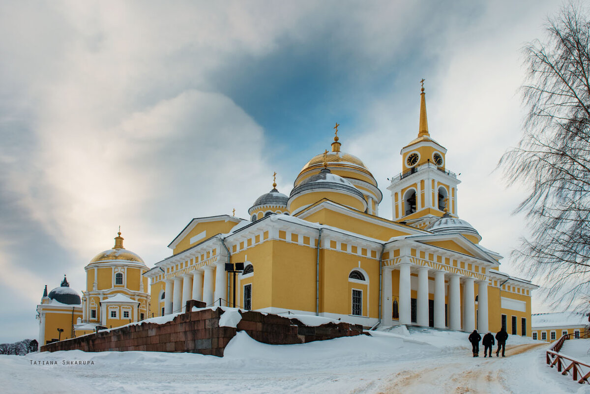 История пустынь. Нило-Столобенская пустынь мужской монастырь. Спасо-Преображенского скита Нило-Столобенской пустыни. Рождественская служба Нило-Столобенская пустынь мужской монастырь. Нило Столобенский монастырь Успенская Церковь литография.