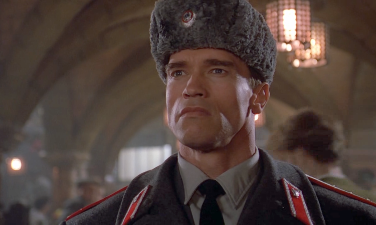 Оригинальный фильм "Красная Жара" (Red Heat) вышел в 1988 году и стал одним из символов "потеплевших" отношений между СССР и США