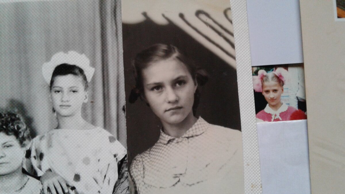 В центре двоюродная бабушка, я по краям. Вот иллюстрация примера.(Фото коллаж оставляет желать лучшего, но делать на компьютере, без должного умения, долго.)