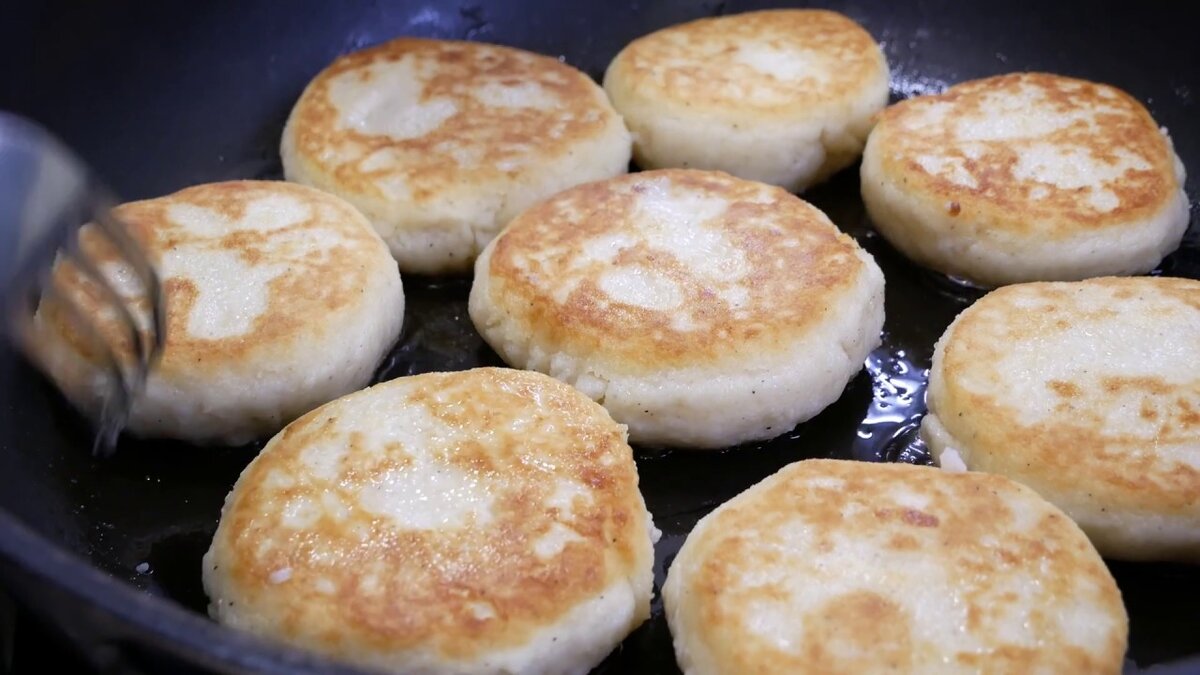 Манные биточки. Манные биточки фото. Оладьи из манной крупы. Как на картинки выглядят биточки из манки. Оладьи из манной каши.