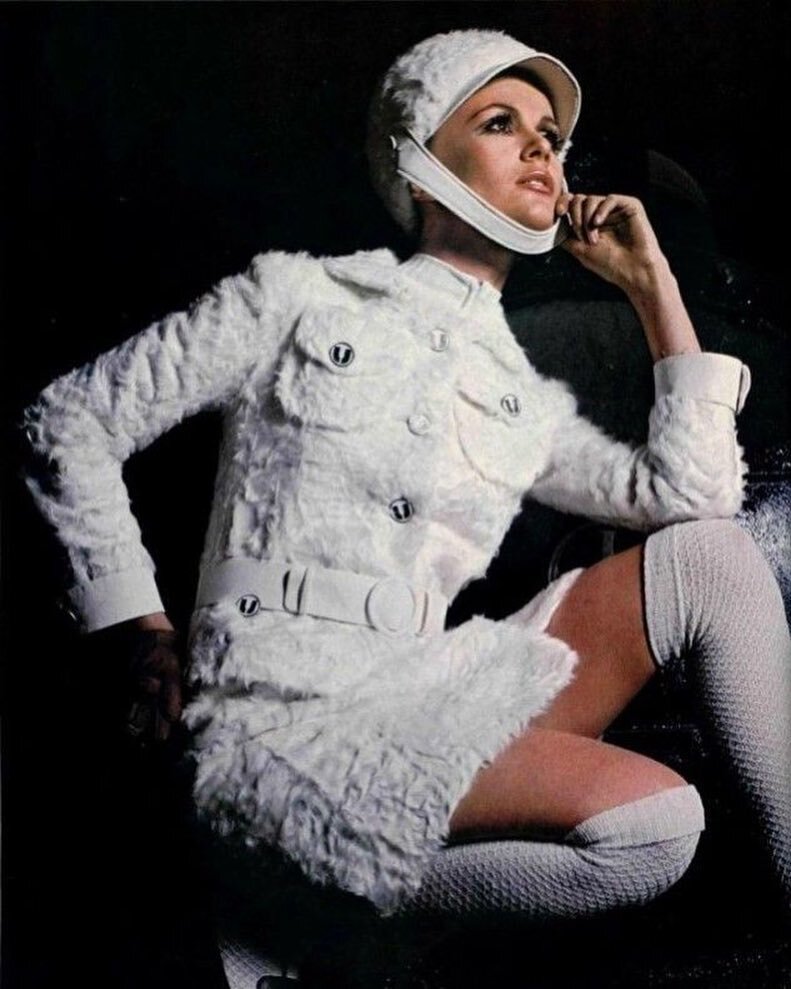 Дизайн — Эмануэль Унгаро (1968 г.). Фото — Роленд Бианчини для L'Officiel