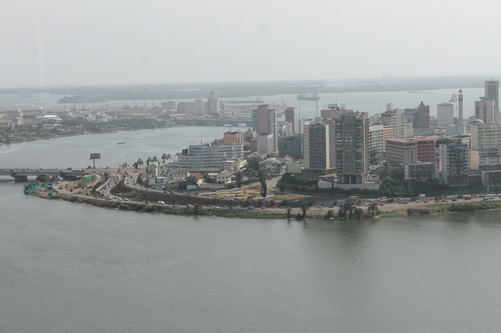  Абиджан - третий по размеру мегаполис Западной Африки после Лагоса и Кано и третий в мире город по числу франкоговорящих (после Парижа и Киншасы). Вполне себе занятный и интересный с урбанистической точки зрения. Во всяком случае, после всяких разросшихся деревень типа Уагадугу или Бамако, здесь ощущаешь себя в цивилизации.

