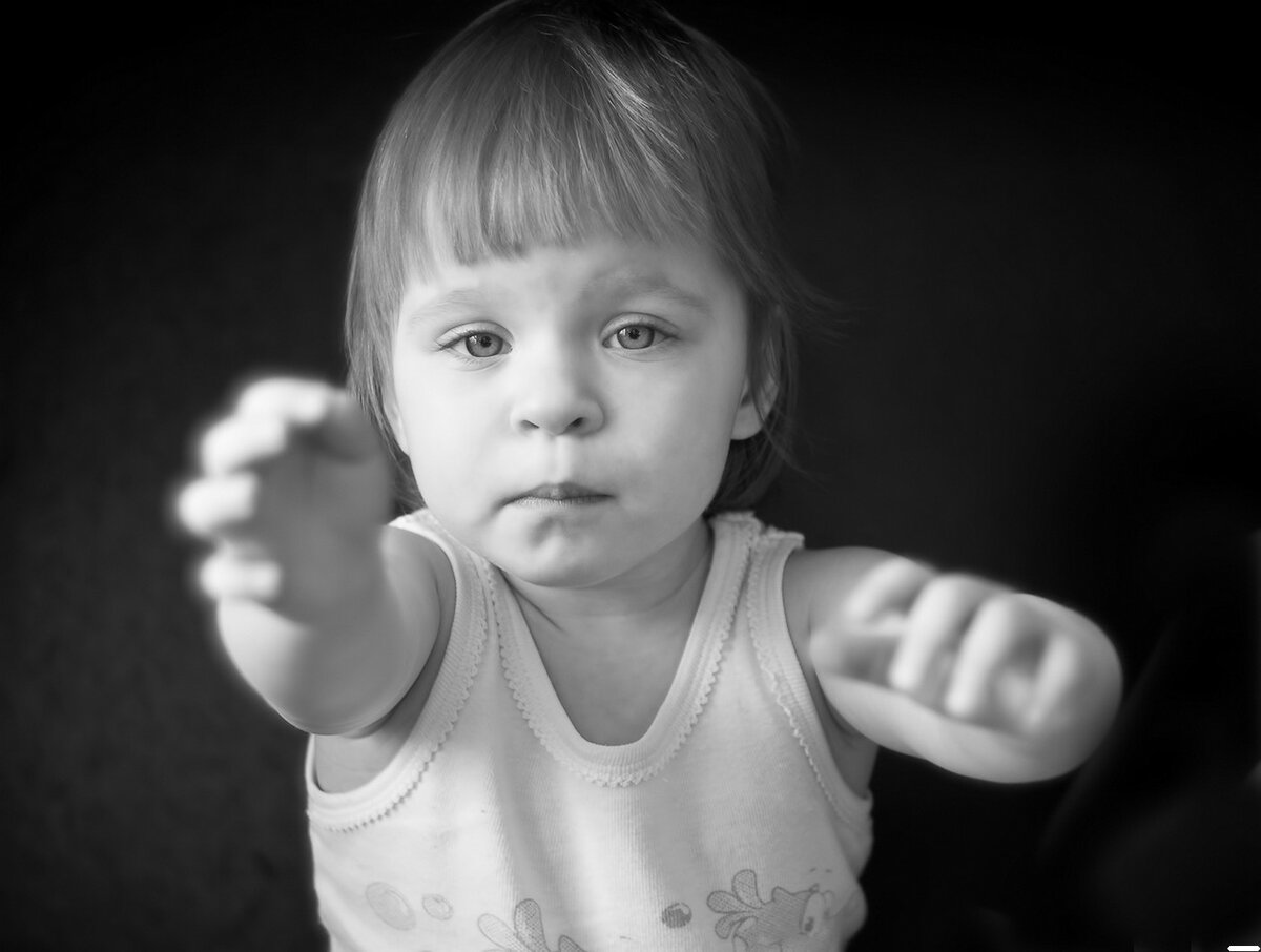 Поставь малыш. Девочка в углу. Мальчик в углу. Поставь малыш. Детский дом малыши издалека.