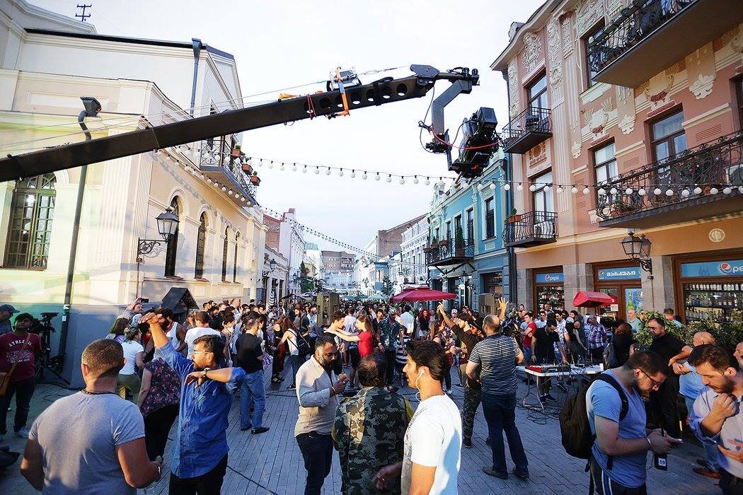 Источник: Новости-Грузия. Съемки индийского фильма проходят в Тбилиси при поддержке грузинского правительства.