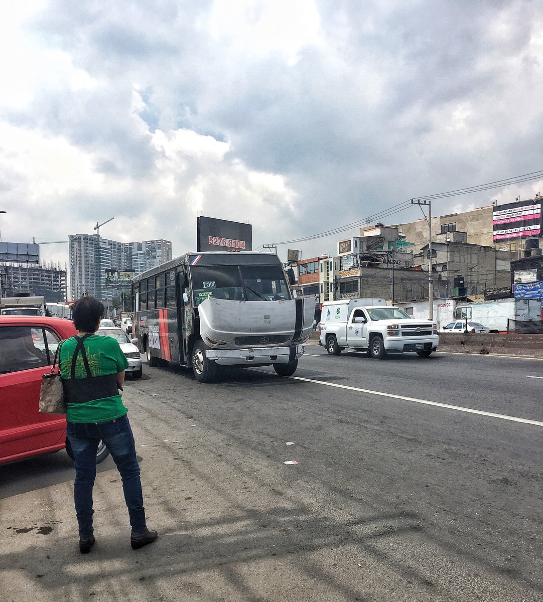 Приглядитесь - бампер (или как называется эта часть машины?) открыта и автобус едет прям так. Прям вот едет. 