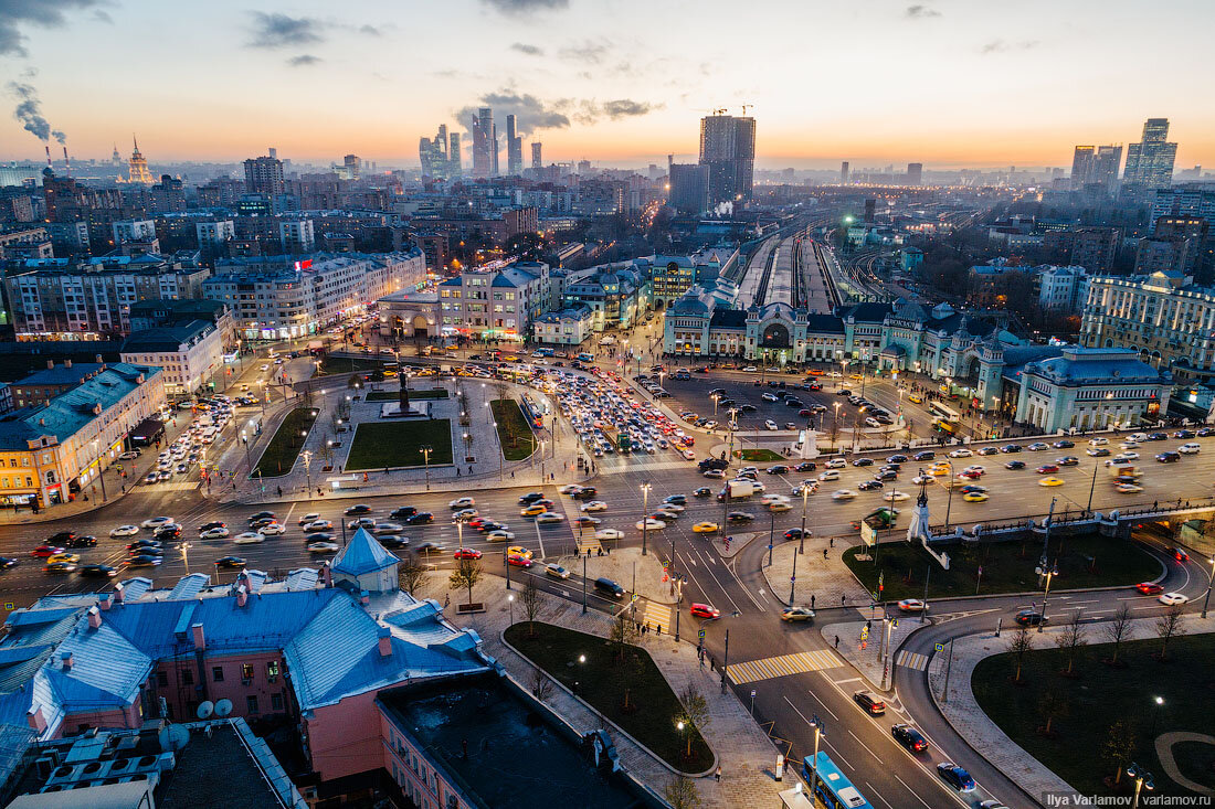 Современная Москва - это прогрессивный, неустанно работающий механизм.     
Источник: https://varlamov.ru