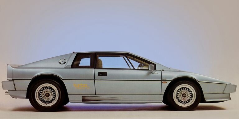 Исходное  изображение для вкладыша. Благодаря ему можно чётко определить, что это  за автомобиль. Перед нами 1987 Lotus Turbo Esprit HC. 