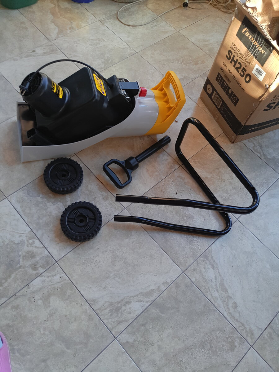 В таком виде мы вытащили измельчитель из коробки