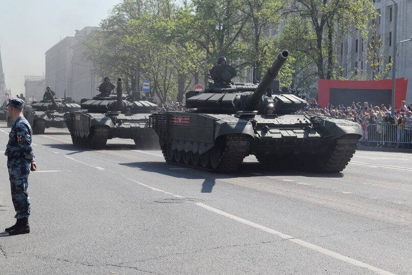 Проезд военной техники по Воздвиженке