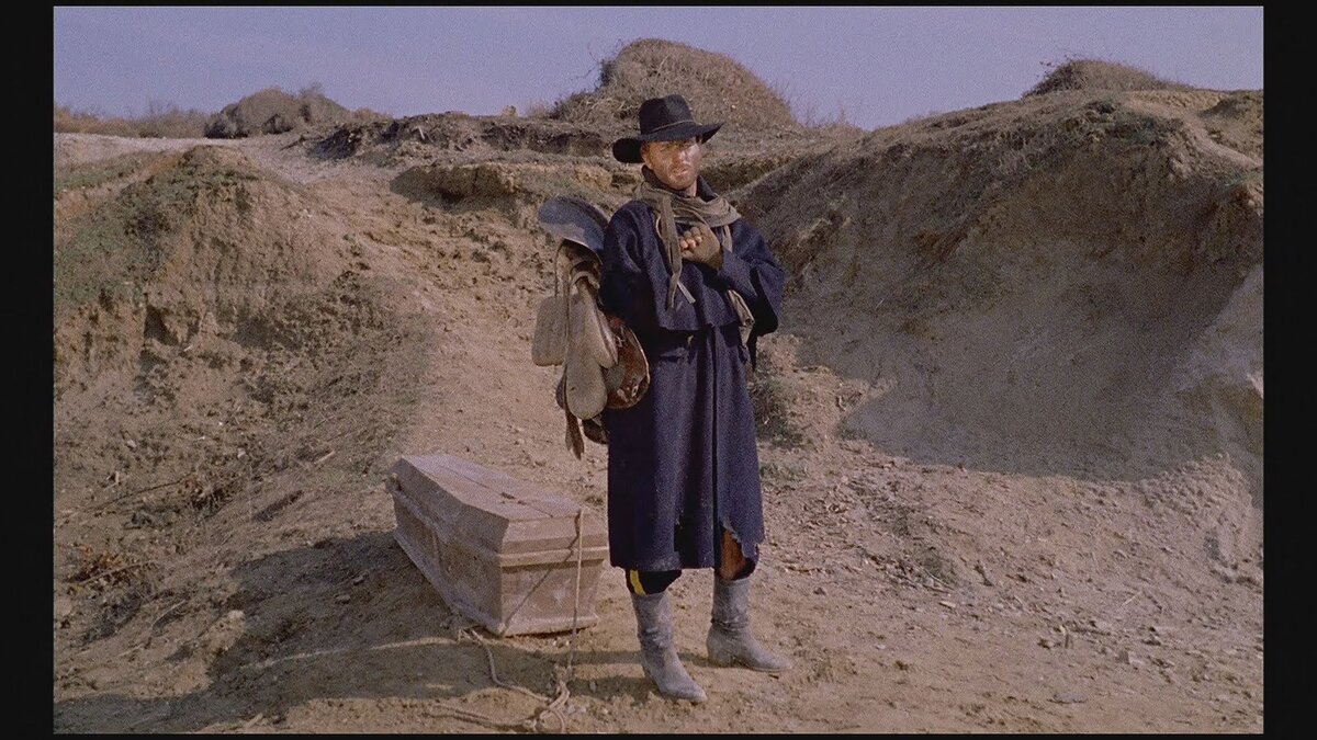 Джанго тащит гроб по пустыне в начале фильма. 