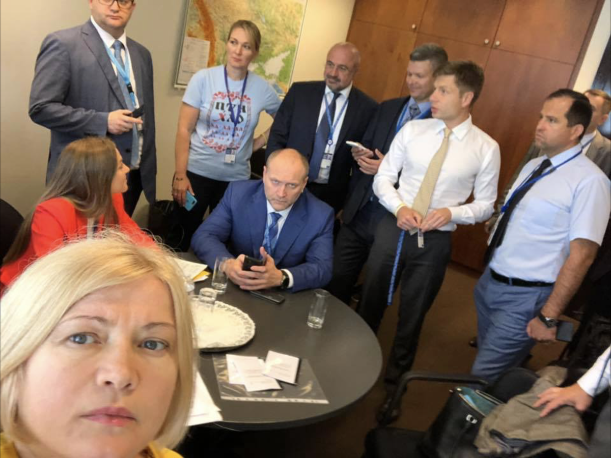Украинская делегация в ПАСЕ решает как быть. Борислав Берёза - в центре кадра. 
