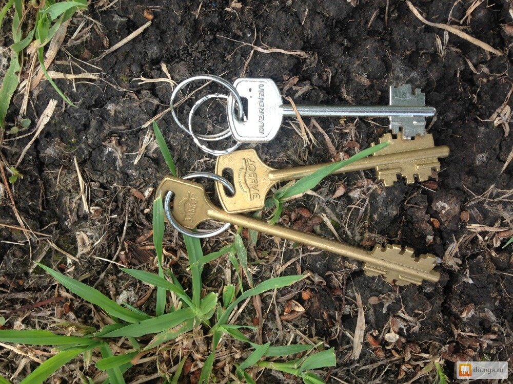 Ключи забытый ребенок. Найдены ключи. Связка ключей. Потерял ключи. Найдены ключи от квартиры.