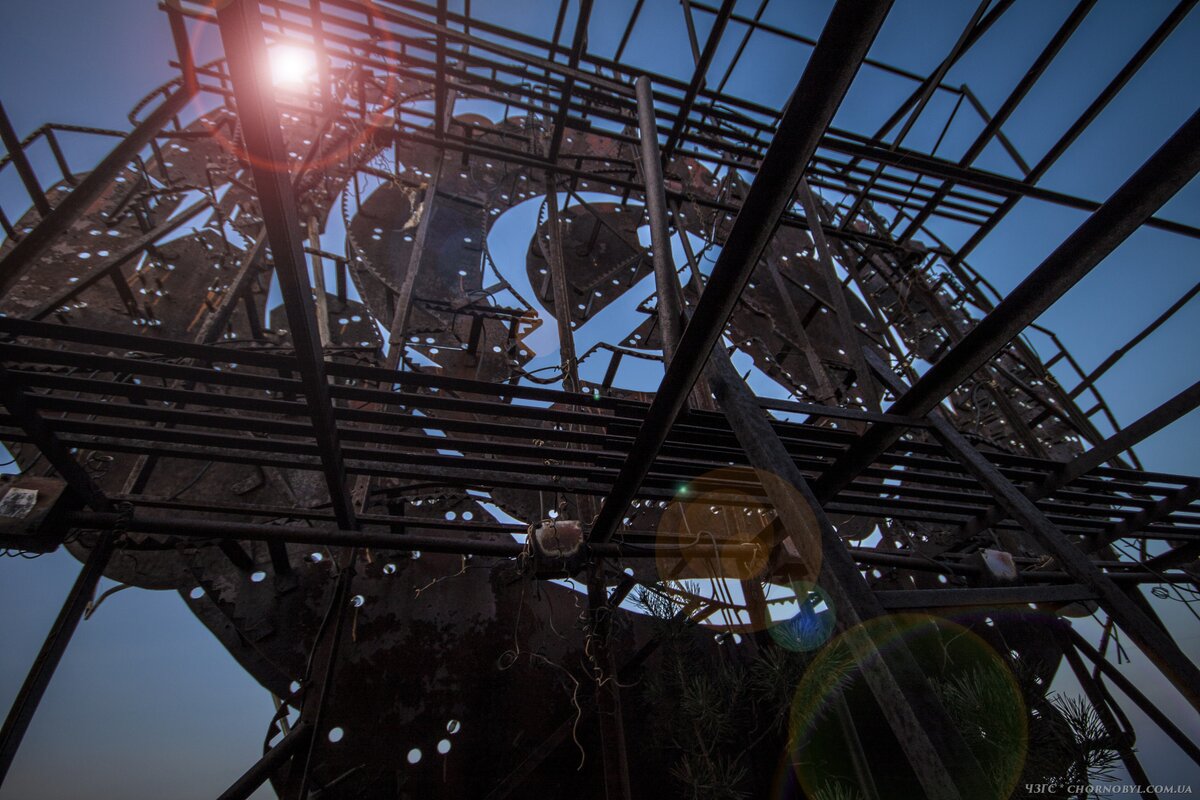 Герб СССР на крыше дома в Припяти