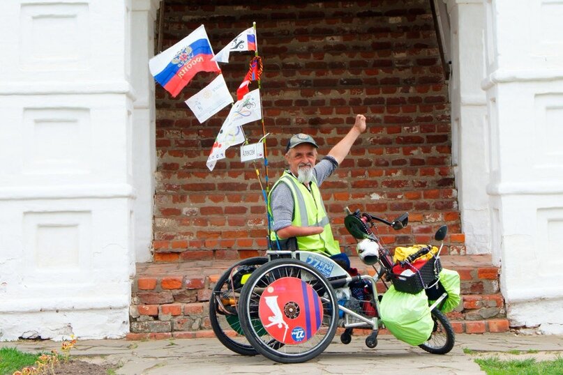 Алексей Костюченко в день проезжает 60-70 километров. Говорит, что никуда не торопится.