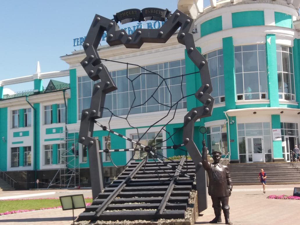 Памятник железнодорожнику у железнодорожного вокзала пригородных сообщений в         г. Омске. Фото ПРОСТО-R.ru (автора)