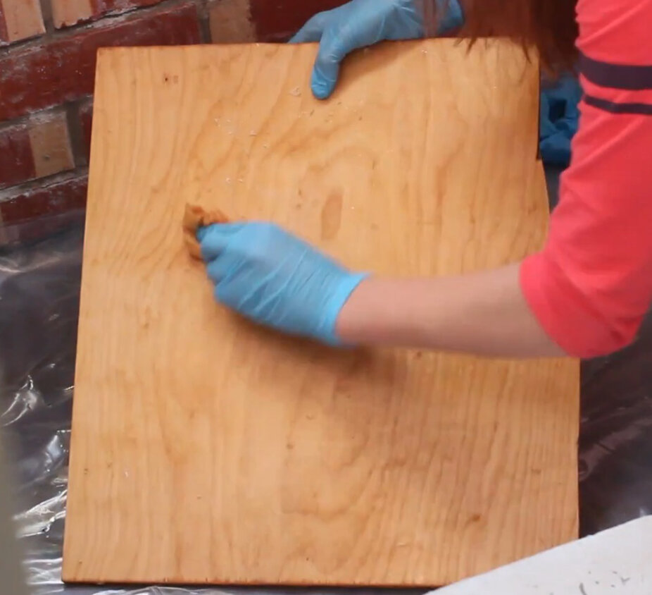 Нанесение олифы