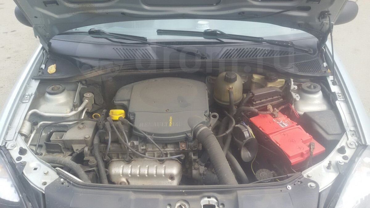 Мой обзор на Рено Симбол 2004 K7JLB03 Сёмку я своего брал в прошлом году в марте месяце за 145 тыр. Состояние было, конечно не идеал, т.к. машинка не новая. Из замечаний – косяки по лкп, и бампера, еще маленько по салону.Ходовая на 4+, двиг 5, кпп4+, резина на 3, сцепление на 4-.Обо всем по порядку:Нужен был экономичный авто с вместительным загажником(я надеюсь объяснять не надо, почему именно загажник, а не багажник), за ограниченное количество средств. Т.к. я поклонник жабоедавтопрома, и до этого у меня уже была реношка, мой выбор пал на данного товарища.На одометре красовался пробег в 200000 км(проверил на компе, правда после покупки, 980000, + я за год с небольшим накатал порядка 70000км, так что двиг тут миллионник)Начнем с минусов: - Автомобиль, конечно в обтяжку, но при моем росте 175 и весе 90, на водительском вполне комфортно; - автомобиль не скоростной(в принципе, он скоростным быть и не должен, т.к. тачка чисто городская) оптимальная скорость по трассе не более 110, дальше начинает закладывать уши от ревы мотора и визга коробки(передачи короткоходные, у меня мкпп jb0 5ст) - на заднем седеньи сидеть вполне удобно, при росте ниже 1,70, если выше, то на кочках здравствуй потолок. - загажник очень большой для такой машинки, но малый проем не позволяет возить негабарит.- ремонтопригодность ни какая, мало места вообще везде(ну это для тех, кто ремонтирует сам) - в нашей дыре трудно с запчастями, приходится заказывать и долго ждать, сюда же отнесу то, что половина запчастей по вину не подходит,- капризная электроника - еще один минус  - это масло травит во впускной коллектор через крепежные болты(это скорее всего касается моих рук, а точнее того места, из которого они растут, подробно ниже).Перейдем к плюсам- Расход по городу 6 на 100 летом, по трассе по моему в 4 спокойно, если ехать 90- стоимость запчастей(капиталил двиг, уложился в 20, так это с маслом, антифризом, датчиками и прочей сопутствующей галантереей)- простор для колхоза(из-за напруги с запчастями подбираю все, что подбирается, переделываю и радуюсь жизни)- передние сиденья удобные, на дальниках спина и чресла не затекают.- магнитола с подрулевым переключателем- проходимость выше, даже чем у вд японкаров легкового класса- крепкая ходовая(как я езжу, по моему уже на любой другой колеса бы поотлетали)- штатная магнитола с 6 динамиками(громкая как с добрым саббом)- Не сложные для ремонта узлы и агрегаты(места бы по больше)А теперь подробнее:На светофорах равных мне практически нет, если трогаться со второй(кпп короткоходка), на трассе слабовато, да и 75 турецких скакунов под капотом откровенно маловато, для города в самый раз.Подвеска весьма простая, в то же время крепкая и информативная.Коротко о капиталке двигуна:Делал сам, ни чего сложного, но есть одно но!!!! Не забываем стопорит коленвал и распредвал, т.к. мотор втыковой. Замена ГРМ – по моему опыту раз в 40 тыс км, лучше на ремешок переплатить, чем потом голову капиталить. При ремонте двигуна не жалейте фиксатора резьбы и герметика, по тому, что чуть не каждый болт попадает либо в масляный канал, либо в канал ОЖ(я вот не побежал за герметиком, теперь малость во впускной травит. Расход не большой – от замены да замены, но запашок из выхлопа имеется).По ремонту ходовой вообще все просто, единственное, что скажу – для замены линек нужна болгарка, иначе ни как.А вот электрика может принести кучу сюрпризов, правда они решаются на раз-два. Например, если при нажатии на тормоз – авто глохнет – просто дубль массы на насос и все, дело 2х минут и авто едет без проблем, добрался до дома, подчистил контакты и все в штатном режиме, хотя лично я, да и многие другие ездят и так, так надежнее. Реле тут простые, крышку снял контакты шлифанул и в путь, к стати подходят от инжекторных жигулей – один в один, только цвет черный и цена в 6 раз дешевле.В общем авто на любителя, да и дизайн тоже на любителя. Лично мне нравится и отказываться от него я не собираюсь. А если вы хотите купить такой, то решать вам(один не маловажный момент – мало какие сто соглашаются ремонтировать рено, тут нужны руки)PS Каждый хвалит свое, можете в коментах написать, что у вас машина лучше, можете что хуже, однако это мой верный друг и в обиду я его не дам.