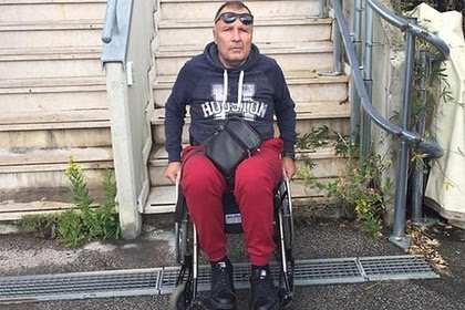 Перед вами 67-летний житель итальянской Флоренции Роберто Гуглельми. Криминальному складу ума этого макаронного мошенника может позавидовать сам профессор Мориарти, а именитый Остап Бендер по сравнению с ним обычный ребенок. 12 лет назад этот хитрюга при содействии соседа инсценировал ДТП и обзавелся справкой о том, что его поврежденные ноги отказались ходить. С помощью обезболивающих средств, изнурительной физиотерапии и искусственной атрофии мышц он обвел вокруг пальца опытных лекарей из Италии. 12 лет он получал пособие по инвалидности и охуевшие льготы. Правды не знали даже близкие друзья и знакомые Роберто. На людях он катался на инвалидной каталке и вставал с нее только дома и во время поездок за пределы родного города. В своем обмане он увлекся настолько, что даже стал бороться за права инвалидов в местной газетенке, где он утверждал, что стал жертвой перекрестного огня во время разборок итальянской мафии. В 2014 году после письма Папе Римскому он был удостоен его аудиенции. Спалился мошенник довольно банально. После жаркого секс-туризма в африканском Того он без помощи посторонних самостоятельно сошёл с трапа самолета, и представители властей начали расследование, даже установив скрытые камеры в жилье псевдоинвалида. До завершения следствия итальяшка будет содержаться в местно сизо.

Гений, нет слов, просто гений..