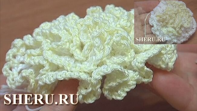 Связанный цветочек с лепестками в виде рюшей