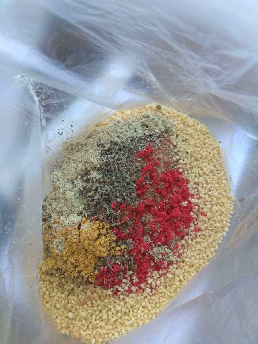 Кус-кус с засыпанным в него специями. Этот пакет на один прием пищи на трёх человек. К нему ещё сушёное мясо добавляли.