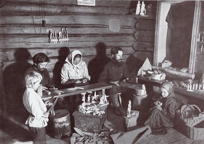 Видно, что фотография постановочная, все замерли и очень яркий свет, возможно от магниевой вспышки. 
