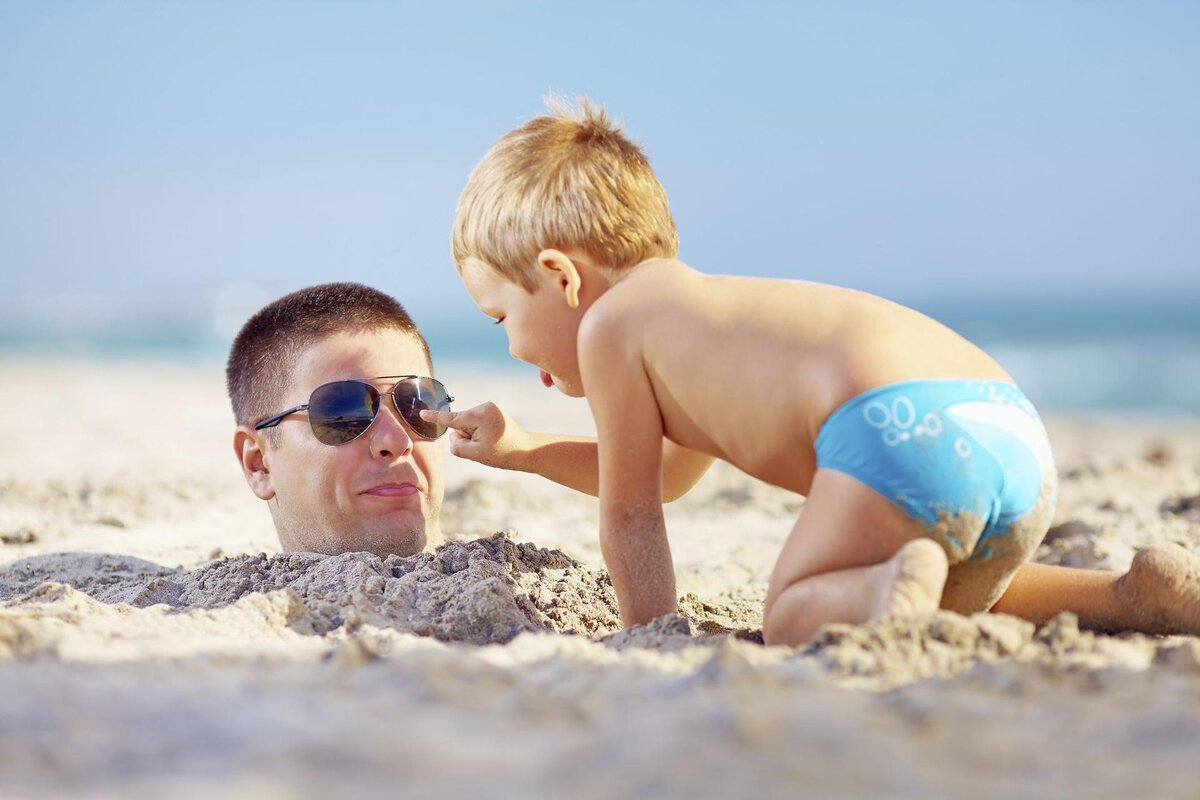 Папа с ребёнком на пляже