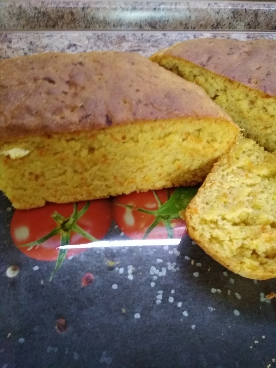 Хлеб еще горячий, поэтому и срез некрасивый