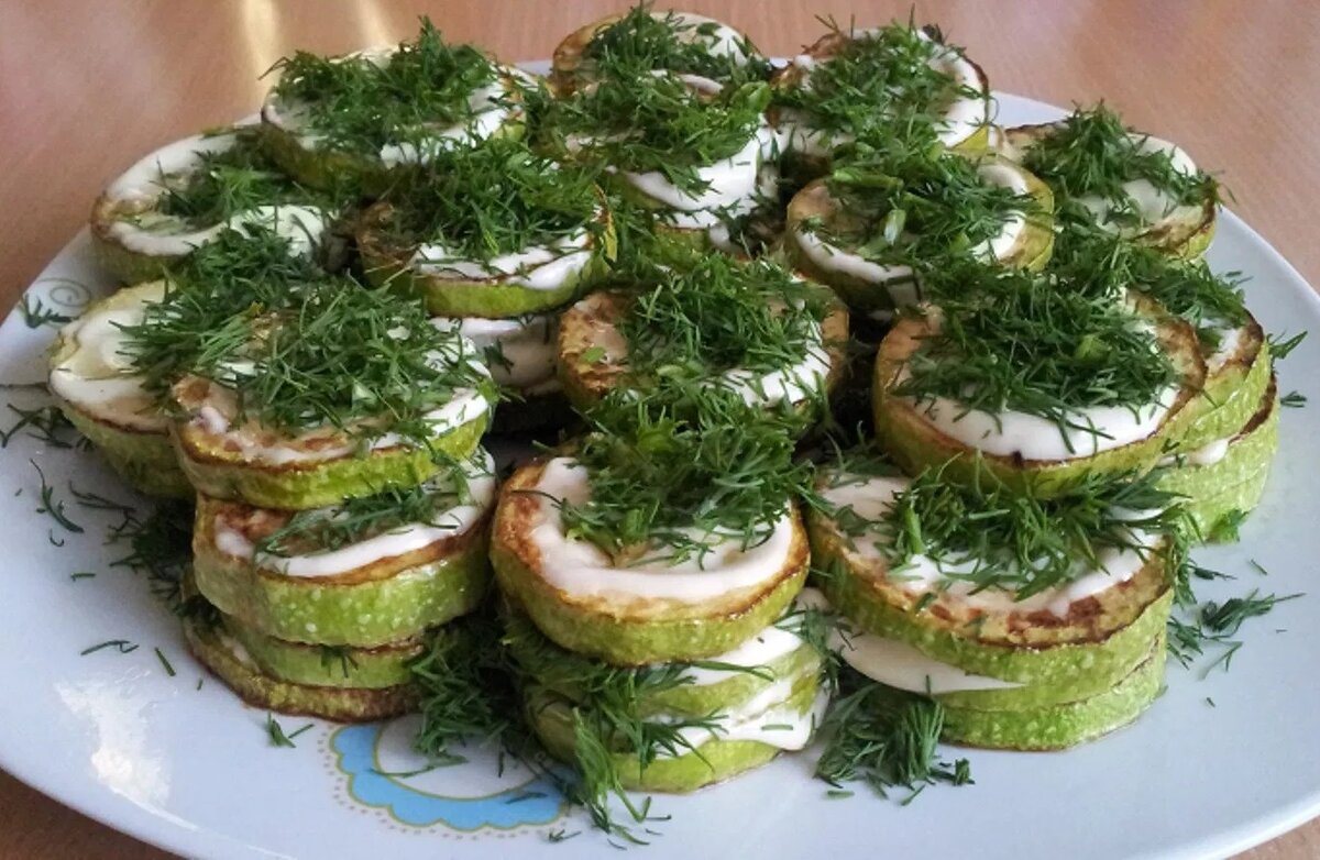 Вкусная закуска из кабачков, которая готовится за считанные минуты. Простой рецепт