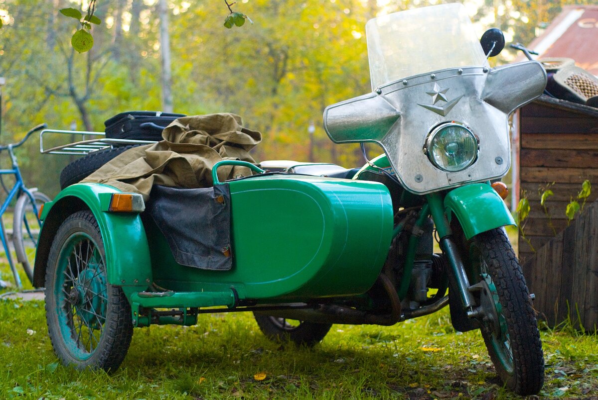 https://pixabay.com/photos/motorcycle-ural-russia-green-3652229/